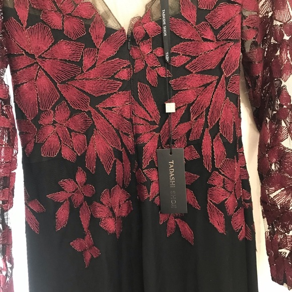 Tadashi Shoji
Cap Sleeve Lace Gown - Picture 3 of 8